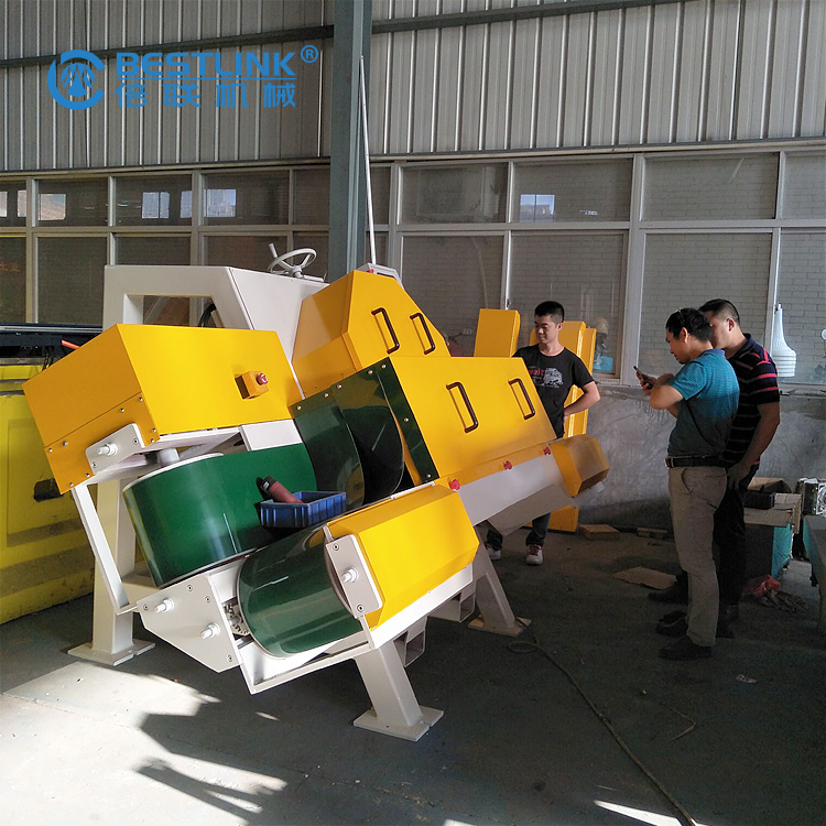 At the beginning of new year, thin veneer saw cutting machine are testing successed and ready to be shipped. What a good start!