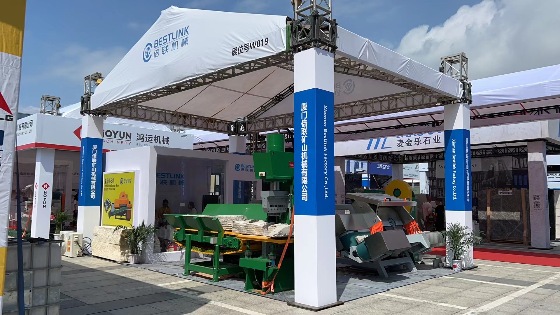 VS series thin stone veneer saw (mighty stone saw) make cutting thin stone veneer flats and 90-degree corners quick, simple, low maintenance,and profitable. The unique v-structured cutting surface easily cuts split-face or natural finished sandstone, brick, limestone, and other hard stones up to 16" high and 2.5" thick. A single pass through the saw turns large stone pieces into thin stone veneer with unmatched consistency, efficiency, and reliability. There are two model:30HP&60HP. 